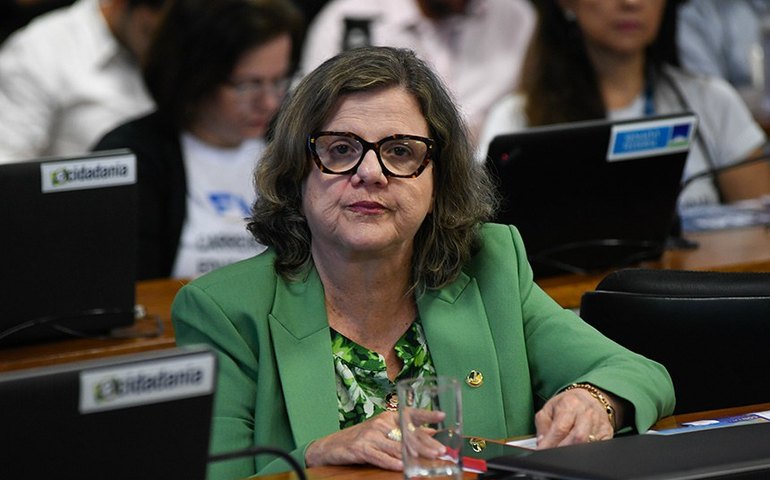 Senadora Teresa Leitão sofre queda no plenário, é atendida e sessão é suspensa