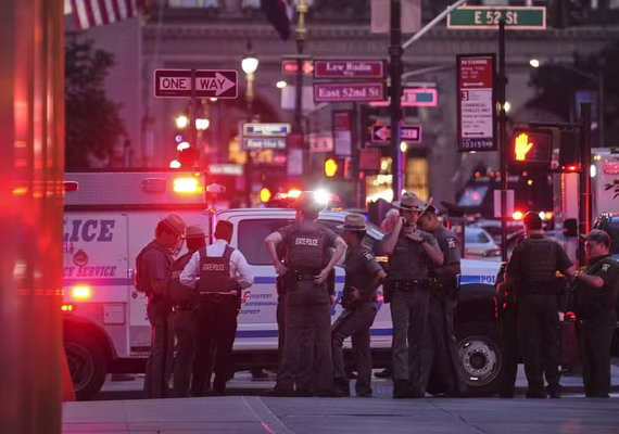 Atirador mata quatro pessoas e comete suicídio em prédio de luxo na Park Avenue, em Nova York