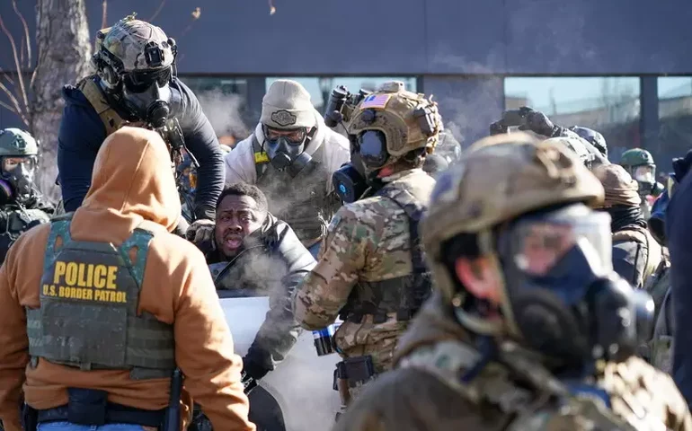 ICE, um exército de agentes brutais e rostos cobertos