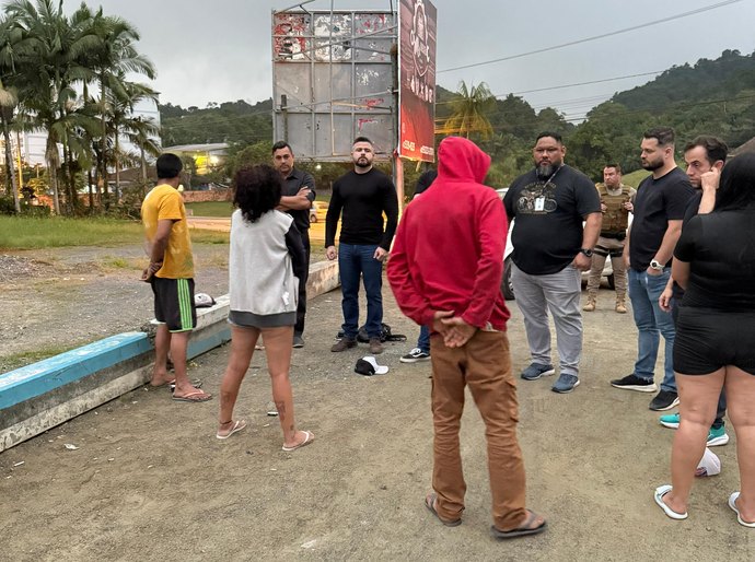 Thiago Prado conhece modelo de atendimento a moradores de rua com dependência química, em Blumenau