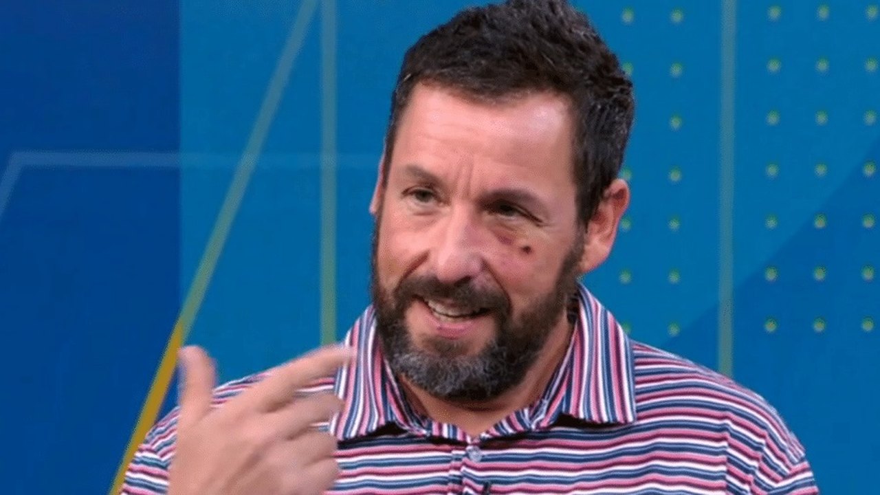 Adam Sandler surge com olho roxo em programa após acidente doméstico