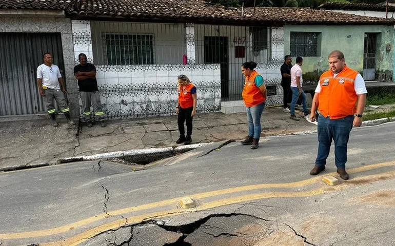 Rua na Chã da Jaqueira cede após chuva e é interditada pela prefeitura