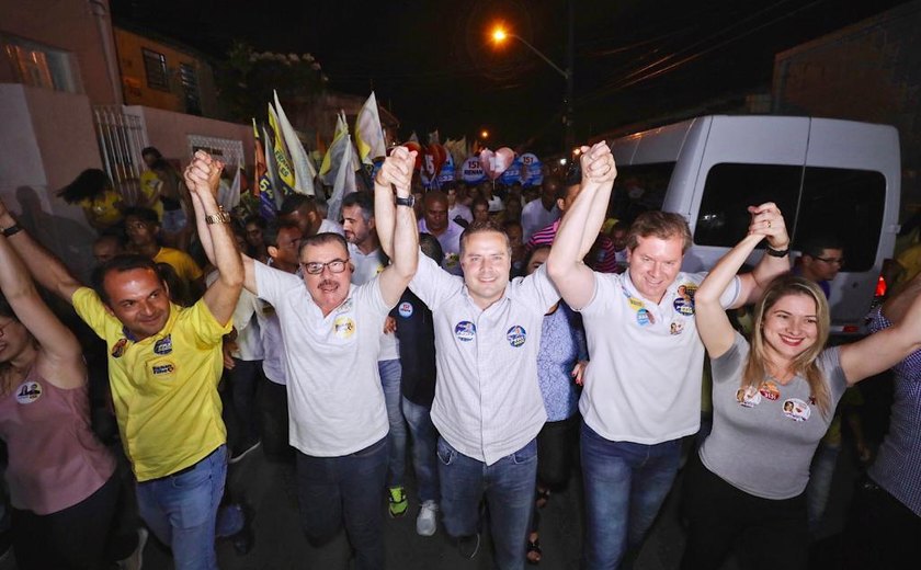 Renan Filho participa de caminhada no Bebedouro e leva multidão às ruas