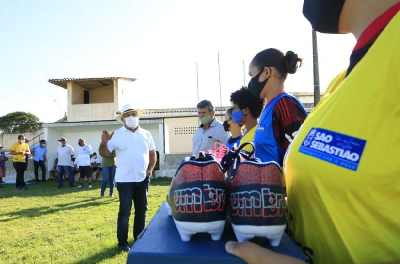 Futebol feminino recebe 20 pares de chuteira em São Sebastião