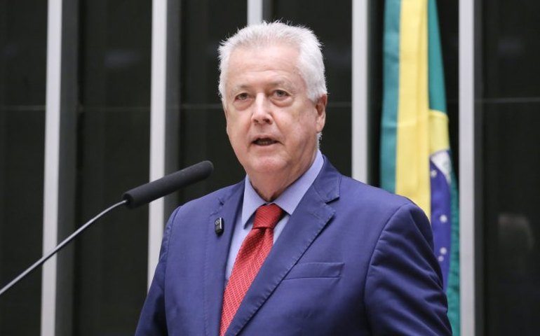 Câmara homenageia CNPq pelos seus 75 anos; deputado cobra mais recursos para pesquisa