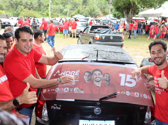 André Castro realiza grande adesivaço em Santana do Mundaú
