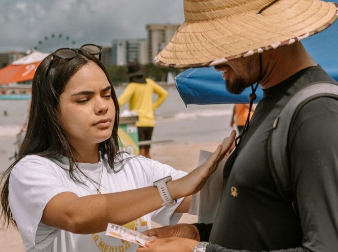 Campanha alerta trabalhadores da Orla Marítima de Maceió sobre os riscos do sol nos lábios