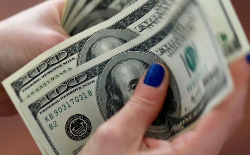 Dólar cai para R$ 5,56 com possível recuo em tarifaço nos EUA