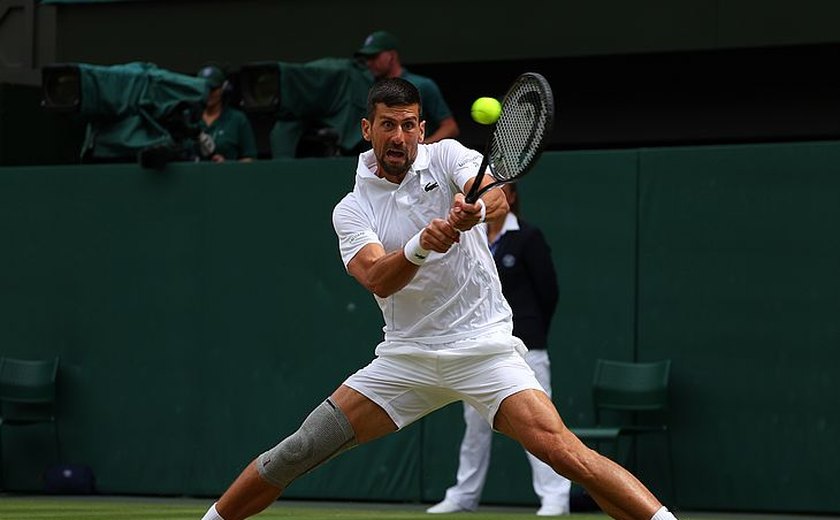 Alcaraz é impiedoso, bate Djokovic e é bicampeão consecutivo de Wimbledon