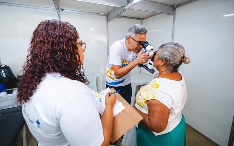 Olhar da Gente realiza triagens para cirurgias de catarata na comunidade Grota do Cigano