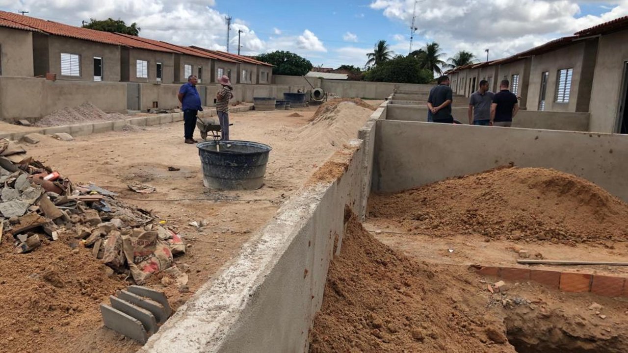 Seinfra vistoria andamento de obras de habitação em Carneiros