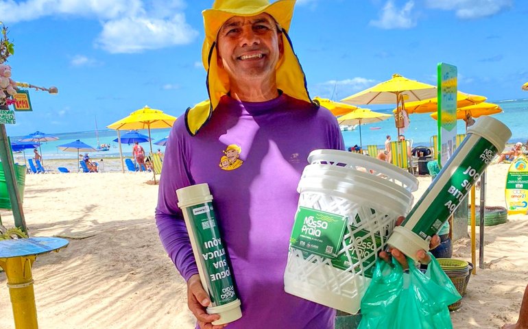 IMA instala lixeiras e distribui porta-bitucas e sacolas em praias de Maceió e São Miguel dos Milagres