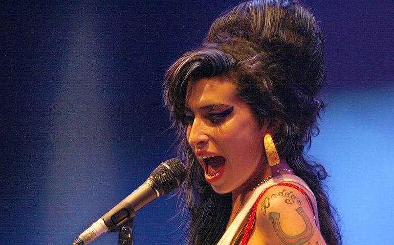 Fãs e imprensa mundial relembram 13 anos da morte de Amy Winehouse nesta terça-feira