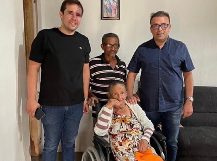 Ação social: prefeito Theobaldo Cintra e vice Leopoldo Amaral entregam cadeiras de rodas em Major