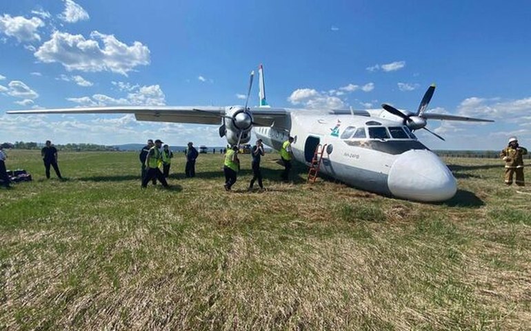 Avião sai de pista em cidade russa devido à problema com trem de pouso