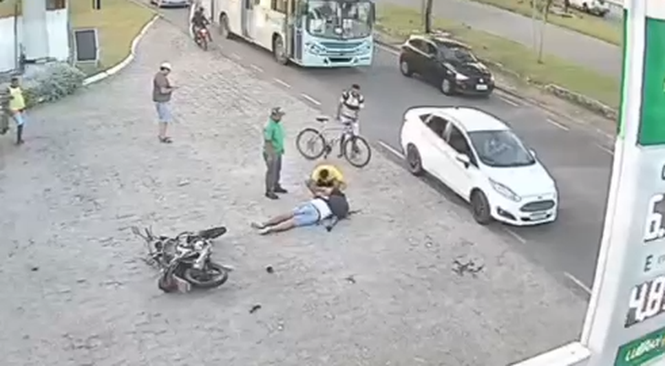 Motorista provoca acidente, deixa policial ferido e foge sem prestar socorro em Aracaju; VÍDEO