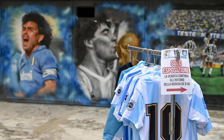 Dirigentes da Fiorentina homenageiam Maradona em Nápoles