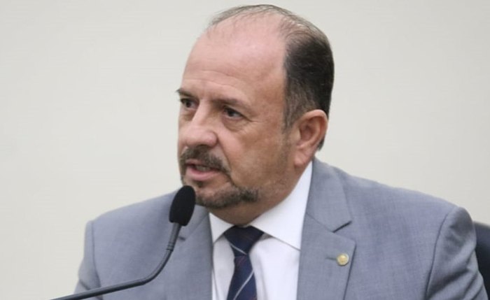 Antonio Albuquerque apresenta projeto exigindo transparência sobre uso de produtos que imitam queijo Antonio Albuquerque apresenta projeto exigindo transparência sobre uso de produtos que imitam queijo