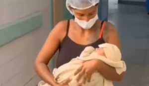 Mãe de joelhos em agradecimento à recuperação do filho. Fonte: Internet
