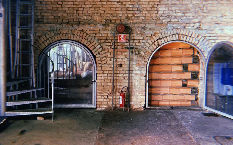 Após Grupo Silvio Santos emparedar acesso, Teatro Oficina lava muro em protesto