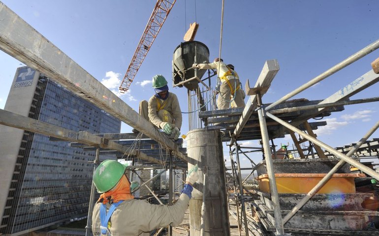 Utilização da capacidade operacional na construção é a maior para outubro desde 2013, diz CNI