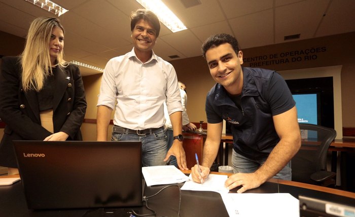 JHC e o secretário da Fazenda do RJ, Pedro Paulo assinam convênio