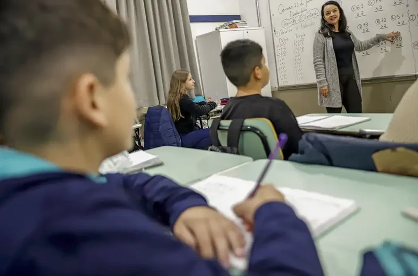 Professor brasileiro perde 21% do tempo de aula para manter disciplina