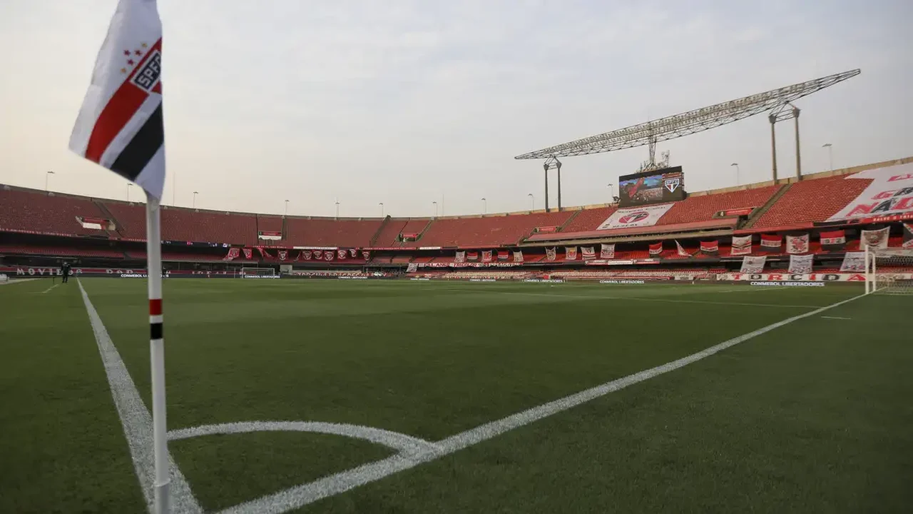 Josué e Seedorf discutem durante duelo entre São Paulo e Milan em jogo festivo no Morumbi