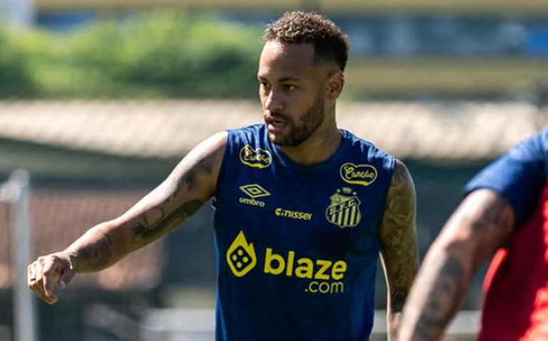Neymar treina no campo com o Santos, mas deve ser reserva contra Fluminense por falta de ritmo