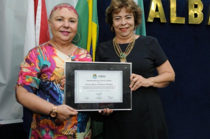 Apresentadora é homenageada com título da Câmara de Maceió