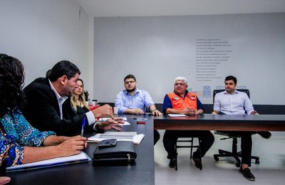 Prefeito Rui Palmeira recebe comissão de moradores do Pinheiro
