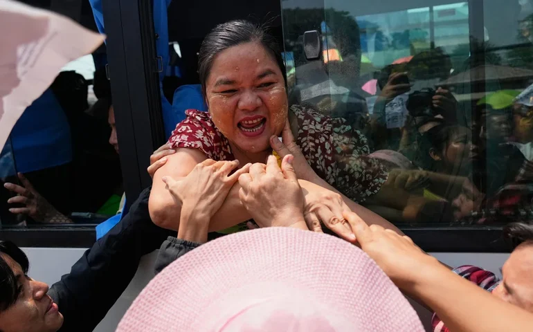 Ex-presidente Win Myint foi libertado em uma ampla anistia para prisioneiros em Mianmar