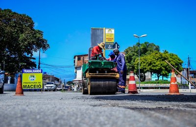 Seminfra executa manutenção de vias e drenagem em ruas da capital
