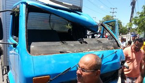caminhão bate no terminal maracaju