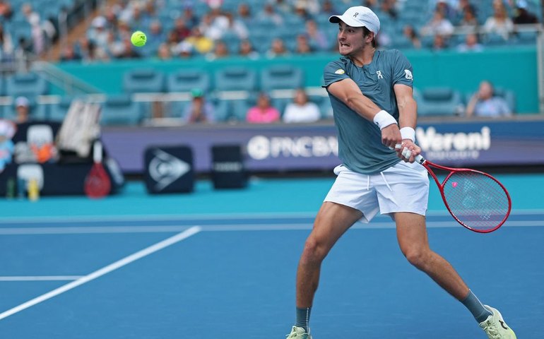 João Fonseca luta, mas é superado pelo espanhol Carlos Alcaraz