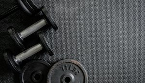 pesos-de-exercicios-dumbbell-de-ferro-com-placas-extra / Foto: Foto: Freepik/Arquivo