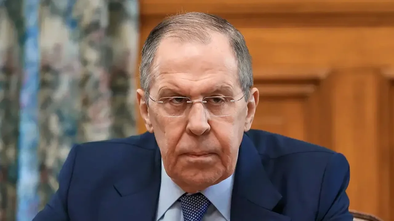 Fora de nova foto oficial, Lavrov elogia presidência brasileira do G20
