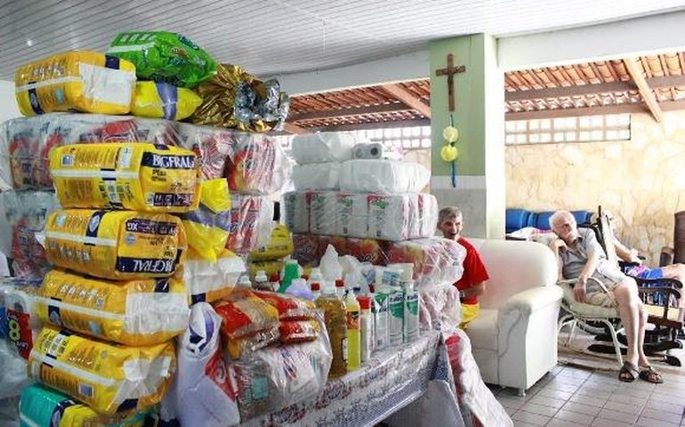 Projeto Segesp do Bem entrega donativos na Semana do Idoso