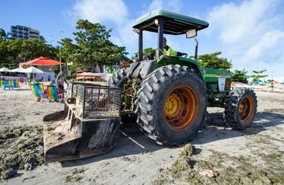 Equipamento usado pela Prefeitura limpa sargaço sem agredir o meio ambiente