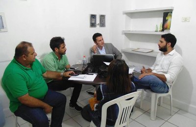 Prefeito de Santana do Mundaú reúne secretariado para discutir planejamento de ações  
