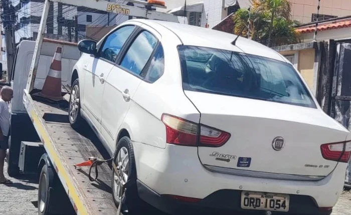 No Poço, foi identificado um Fiat Siena branco, também com registro de roubo/furto