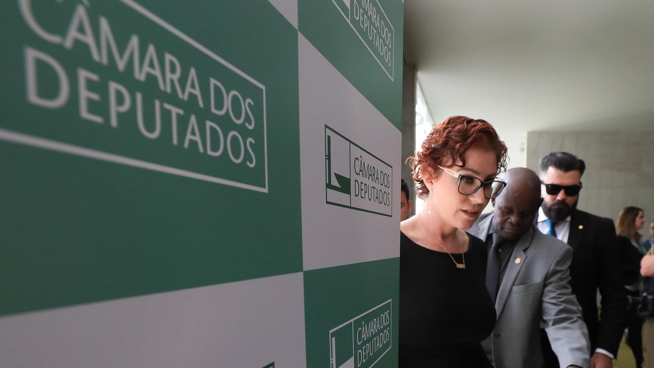 Foragida e na lista da Interpol, Carla Zambelli convoca manifestações em São Paulo
