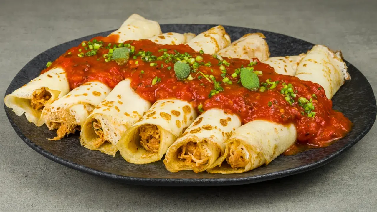 Quer um jantar proteico e fácil? Aprenda a fazer esta panqueca com frango desfiado