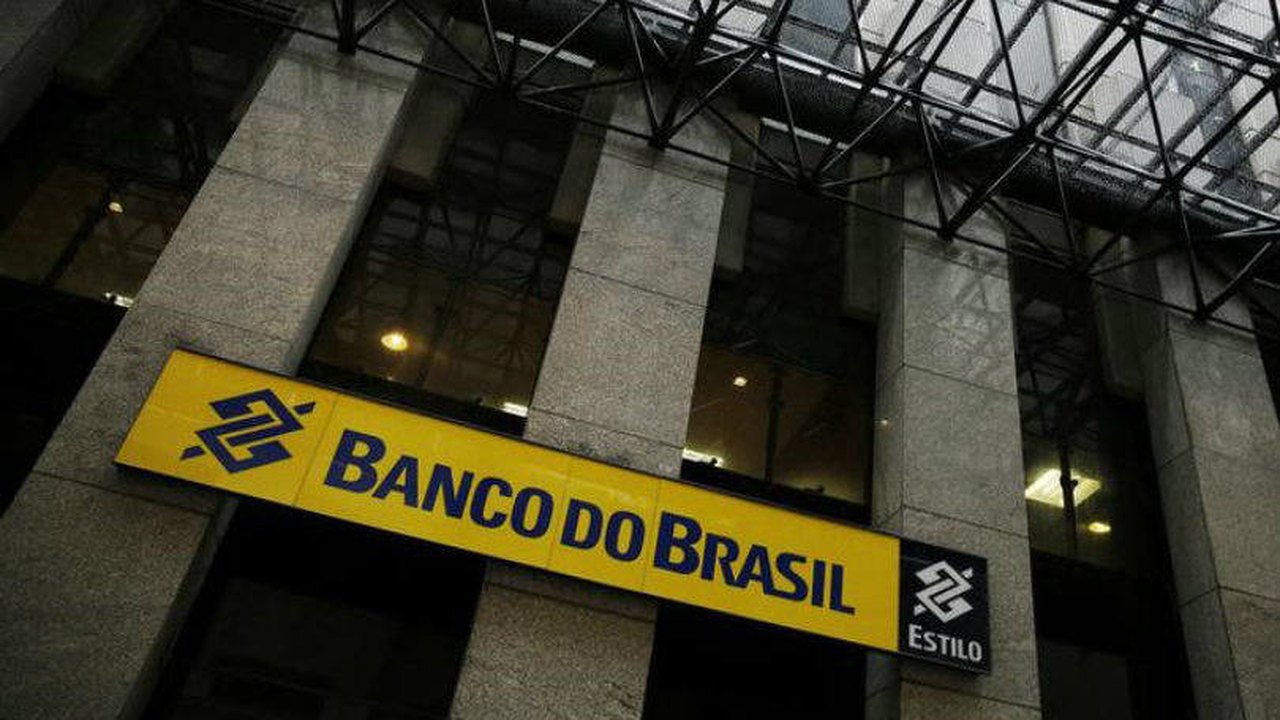Demora no atendimento em bancos deixa população irritada