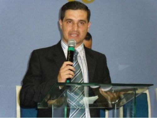 Culto especial na Santa Lúcia recebe missionário paulista