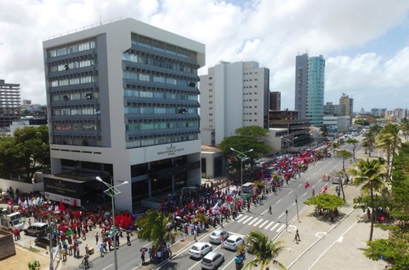 Entidades participam de ato em defesa da Justiça do Trabalho no TRT/AL
