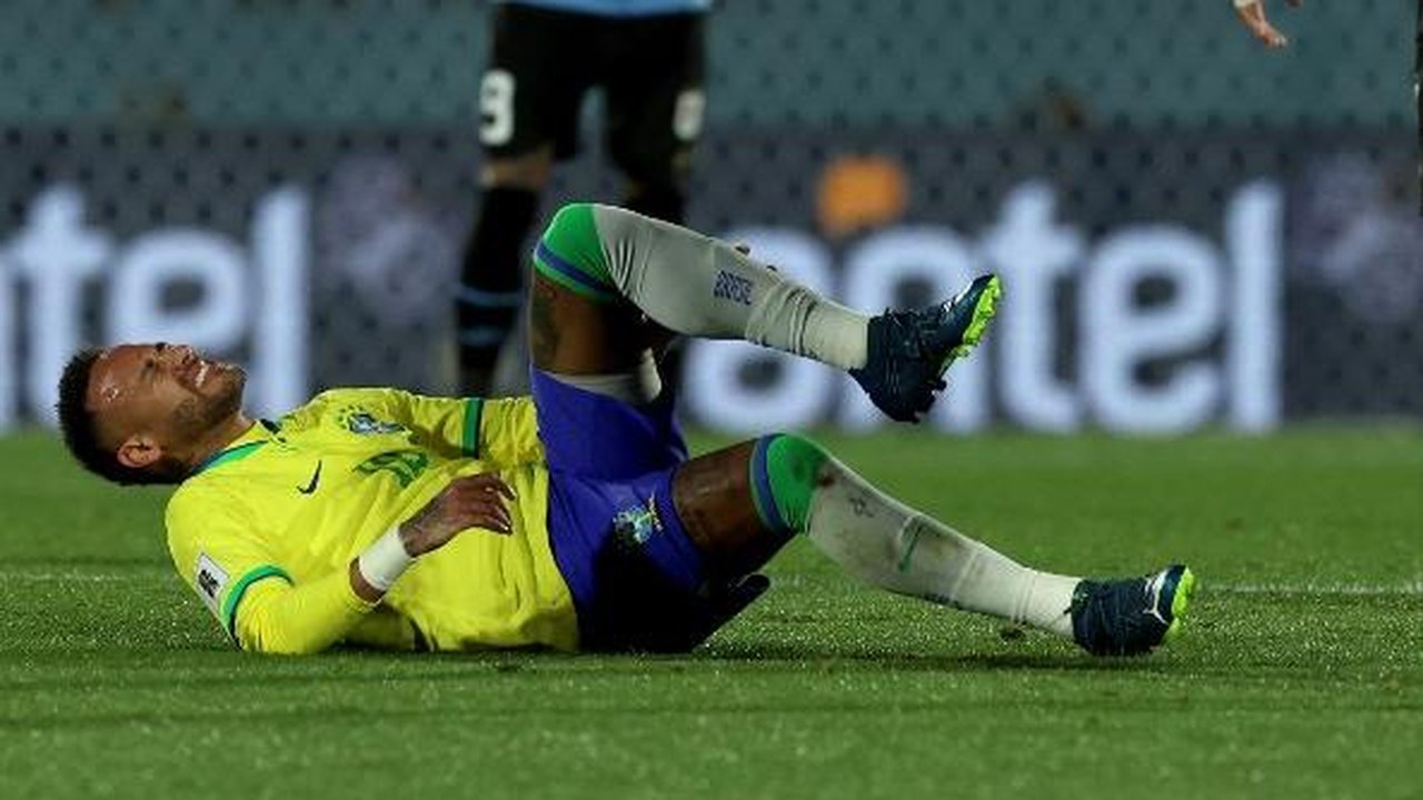 Duas semanas após lesão, Neymar passa por cirurgia no joelho esquerdo em BH