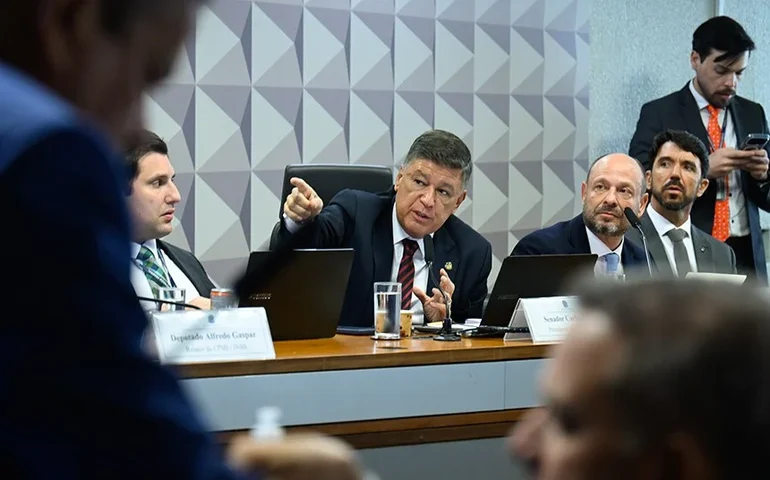 Presidente da CPI do INSS pressiona PF por documentos completos de Daniel Vorcaro