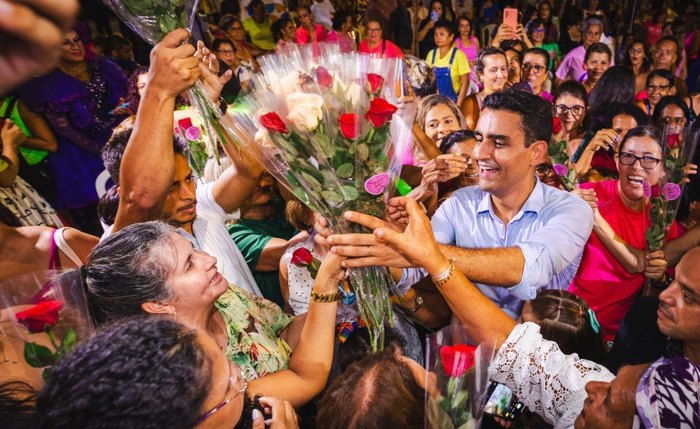 Prefeito JHC distribuiu flores durante a entrega do Parque da Mulher