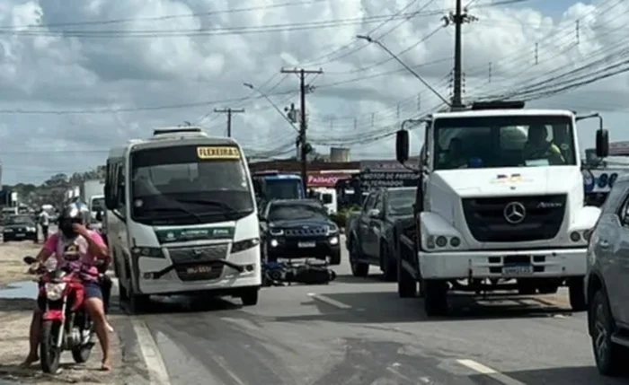 Motociclista morre após ser esmagado por carreta Motociclista morre após ser esmagado por carreta